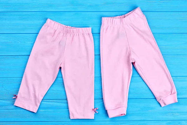 Heben rosa Hosen für Baby-Mädchen. — Stockfoto
