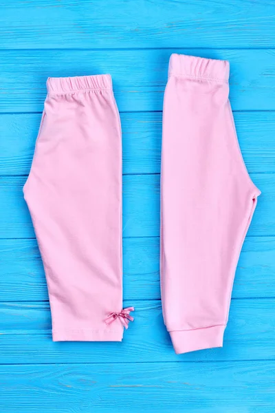 Novas calças dobradas para meninas da criança . — Fotografia de Stock