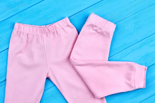 Trendy rosa Hosen für kleine Mädchen. — Stockfoto