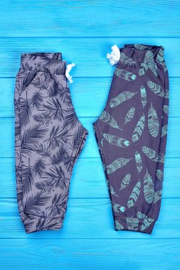 Bebekler için yeni katlanmış pantolon.