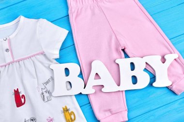 Kız bebek için şirin doğal giyim seti.