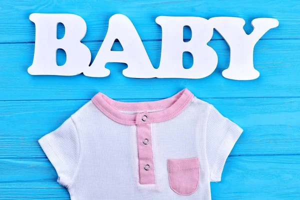 Dzieckiem wyraz i bawełny baby t-shirt. — Zdjęcie stockowe