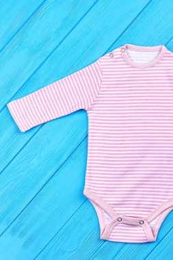 Güzel yumuşak şeritli bebek elbise.