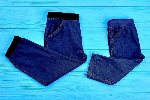 Nuovi jeans piegati per bambini . — Foto Stock
