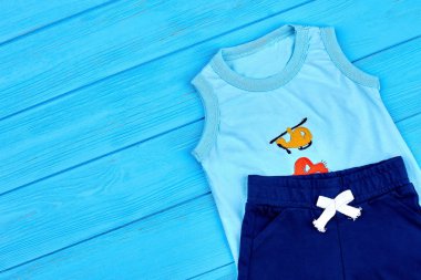 Güzel yaz giysileri bebek çocuklar için.