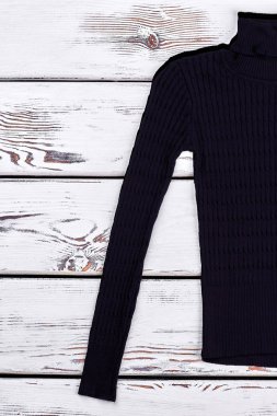 Siyah boğazlı kazak kırpılmış görüntü.