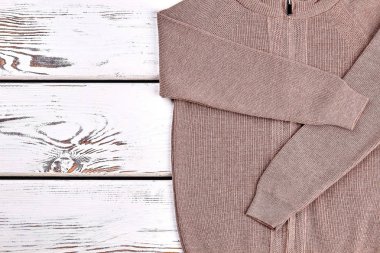 Yeni kahverengi örgü kazak yakın çekim.