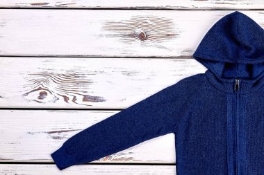 Erkek kapşonlu kazak.