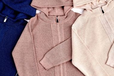 Renkli örgü kapşonlu hırka.