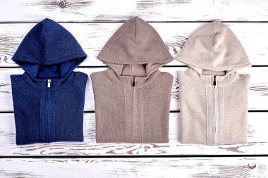 Yeni kapşonlu kazak, üstten görünüm.