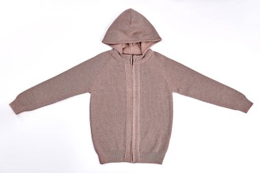 Uzun kollu kapşonlu kazak.