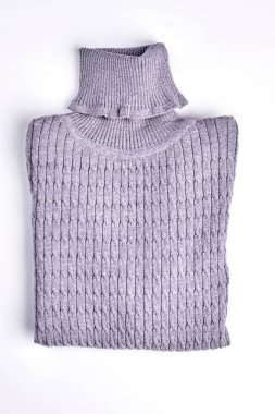 Gri sıcak katlanmış kış kazak.