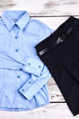 Kızlar modern okul üniforma.