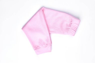 Bebeğim yeni pembe pantolon katlanmış.