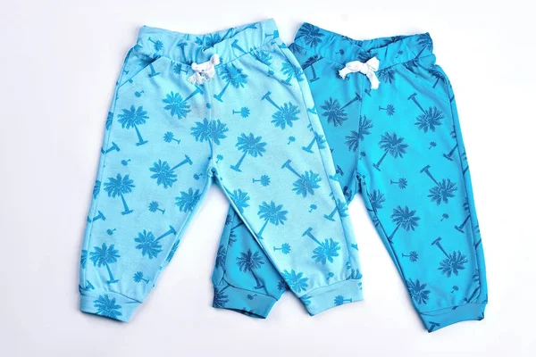 Småbarn samling av blå mönstrade byxor. — Stockfoto