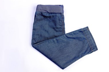 Erkek bebek için yeni katlanmış kot.