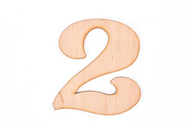 Beyaz arka plan üzerinde iki kesme numaralı.