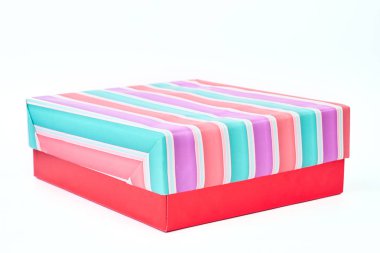 Çok renkli çizgili hediye kutusu.