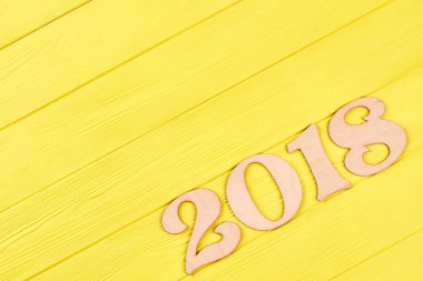 Sarı zemin üzerine ahşap şekil 2018.