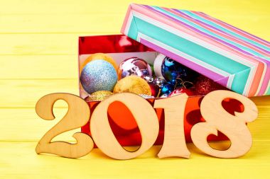 Ahşap numarası 2018 ve kutu Noel topları ile.