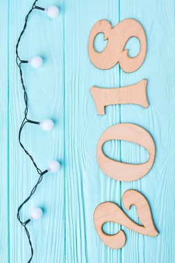 Mavi ahşap arka plan üzerinde sayı 2018.