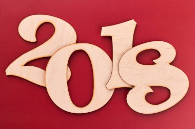 Ahşap numarası 2018 kırmızı zemin üzerine yakın çekim.