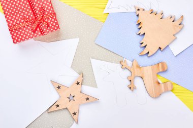 Ahşap arka planda noel kompozisyonu.