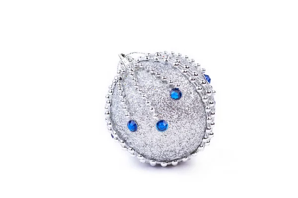 Silber glitzernde Weihnachtskugel mit blauen Steinen. — Stockfoto