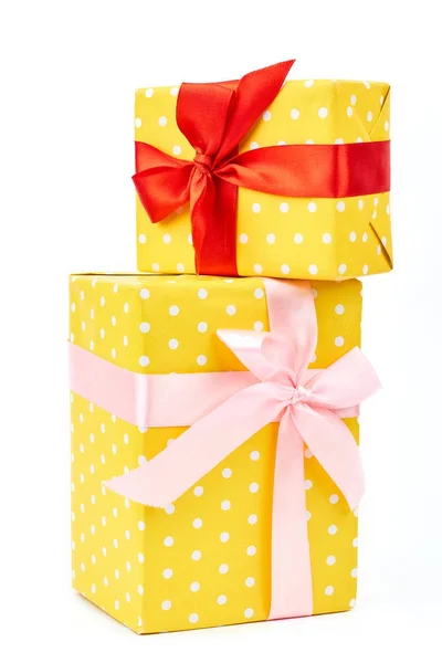 Zwei gelb gepunktete Geschenkboxen. — Stockfoto