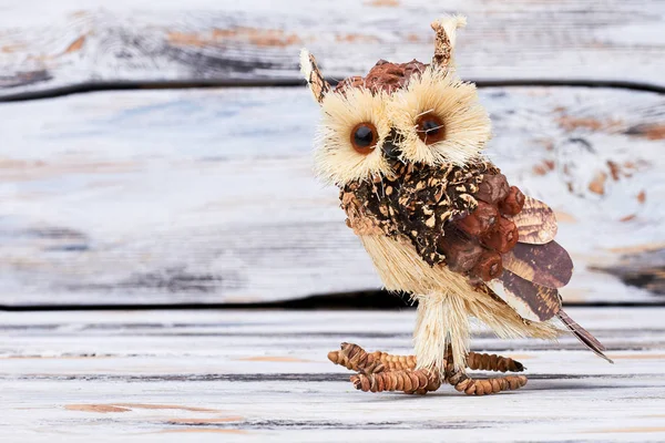 Деревянная сова ручной работы на деревянном фоне . — стоковое фото