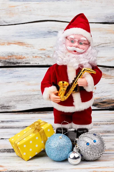 Santa Claus juguete con regalo de Navidad . —  Fotos de Stock