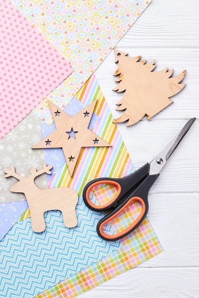 Carved wooden Christmas ornaments, scissors. — Stock Photo, Image