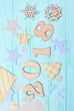 Yeni yıl 2018 mavi ahşap arka plan.