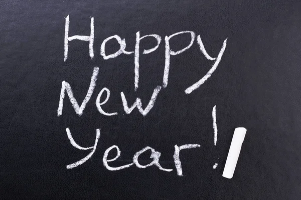 Kara tahta üzerinde yazıt mutlu yeni yıl.