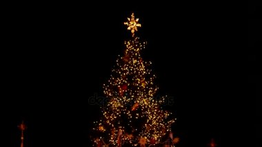 Şehir merkezinde harika bir şekilde dekore edilmiş Noel ağacı.