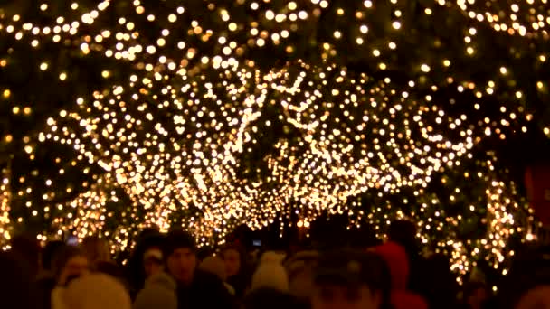 Lumières suspendues sur les gens qui marchent . — Video