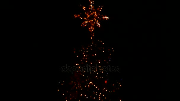 Iluminação de uma estrela no topo de uma árvore de Natal . — Vídeo de Stock