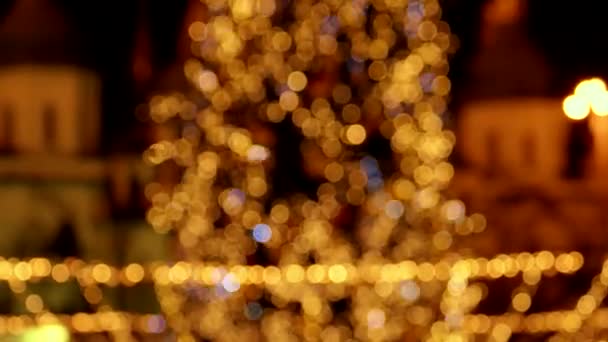 Luzes brilhantes em uma árvore de Natal . — Vídeo de Stock