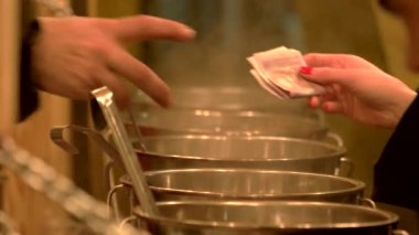 Para karşılığında mulled şarap.