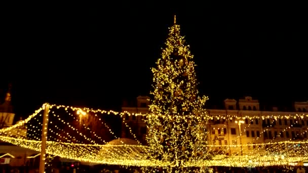Χριστουγεννιάτικο δέντρο και το γαϊτανάκι γύρω από το ξενοδοχείο. — Αρχείο Βίντεο