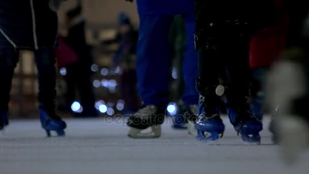 Vue rapprochée des pieds de patinage . — Video