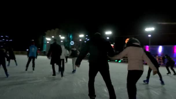 Point de vue d'un patineur sur glace . — Video