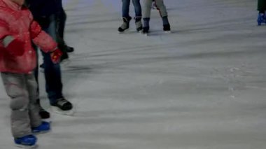 Bir buz pateni pisti üzerinde yakından görmek.