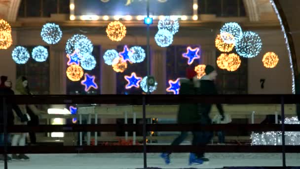 Ronde en ster vormige decoraties boven de ijsbaan. — Stockvideo