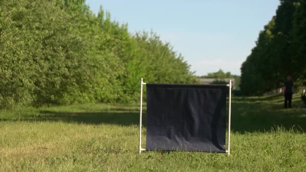 Il cane sta saltando con successo sopra una barra di agilità . — Video Stock