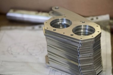 Metal parçalar yığını.