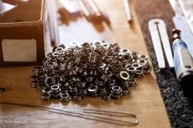 Yuvarlak vida-somun yığını.