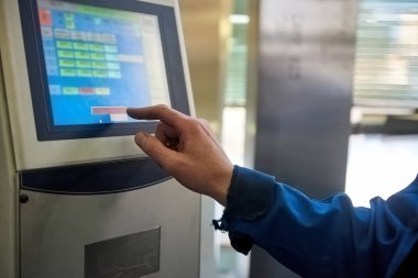 CNC makine değmek hakim olmak.