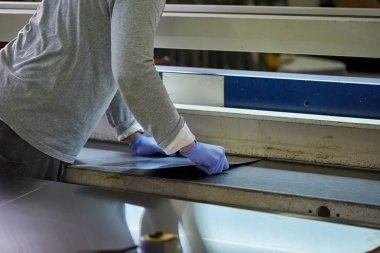 Adam bir yarık içinde bir sac sokmak.