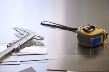 Tape ölçmek ve mikrometre yakın çekim.
